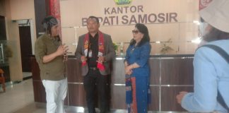 Tahun ini Pemprov Sumut Alokasikan Rp58 Miliar Benahi Tiga Kawasan Jalan di Samosir Anggota DPRD Sumut dari Fraksi Demokrat, Tangkas Manimpan Lumban Tobing saat menghadiri perayaan HUT Kabupaten Samosir yang ke 19 ke Kantor Bupati Samosir di Jalan Rianiate, Kecamatan Pangururan Senin (27/2). Tangkas mengatakan untuk wilayah Pemkab Samosir akan ada pembenahan tiga kawasan jalan di Kabupaten Samosir. Total pembenahan jalan senilai Rp58 miliar F,BI