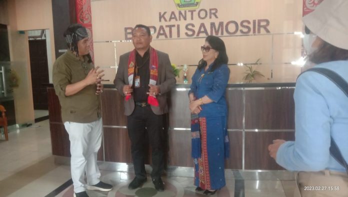 Anggota DPRD Sumut dari Fraksi Demokrat, Tangkas Manimpan Lumban Tobing saat menghadiri perayaan HUT Kabupaten Samosir yang ke 19 ke Kantor Bupati Samosir di Jalan Rianiate, Kecamatan Pangururan Senin (27/2). Tangkas mengatakan untuk wilayah Pemkab Samosir akan ada pembenahan tiga kawasan jalan di Kabupaten Samosir. Total pembenahan jalan senilai Rp58 miliar F,BI