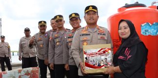 Selama Ramadan, Polresta Tanjungpinang Salurkan 1.000 Paket Bansos dari Polda Kepri Kapolresta Tanjungpinang Kombes Pol. H. Ompusunggu, turun langsung membagikan sembako dari Polda Kepri untuk meringankan beban masyarakat Tanjungpinang di bulan suci Ramadhan, Selasa (28/03) F,Polresta Tanjungpinang