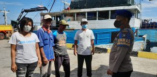 Cegah Tindak Pidana di Perairan Tanjungpinang, Satpolairud Polresta Tanjungpinang Lakukan Pembinaan Kepada Penambang Boat Pancung Petugas Kepolisian dari Satpolairud Polresta Tanjungpinang melakukan pembinaan masyarakat (Binmas) perairan di Pulau Penyengat, Tanjungpinang, Selasa (28/03) F,Satpolairud Polresta Tanjungpinang