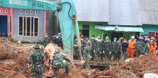 Danrem Tambah Personil Percepat Pencarian Korban Tanah Longsor di Serasan, Kabupaten Natuna Pasukan Reaksi Cepat Penanggulangan Bencana (PRCPB) Korem 033/WP saat melakukan pencarian para korban tanah longsor di Kecamatan Serasan, Kabupaten Natuna. Danrem 033/WP Brigjen TNI Yudi Yulistyanto, M.A.,M.Sc. mengatakan akan menamabah 25 orang personi yang berasal dari Yon Komposit Gardapati, Jumat (10/3) F,Penrem-033