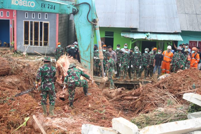 Pasukan Reaksi Cepat Penanggulangan Bencana (PRCPB) Korem 033/WP saat melakukan pencarian para korban tanah longsor di Kecamatan Serasan, Kabupaten Natuna. Danrem 033/WP Brigjen TNI Yudi Yulistyanto, M.A.,M.Sc. mengatakan akan menamabah 25 orang personi yang berasal dari Yon Komposit Gardapati, Jumat (10/3) F,Penrem-033
