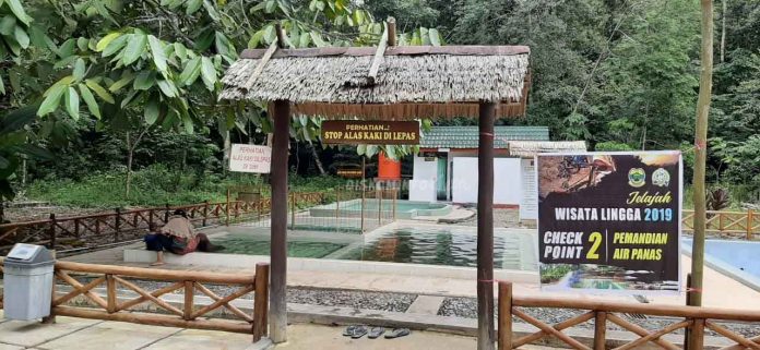 Tempat pemandian panas di Dabo Singkep, Kabupaten Lingga. Jaraknya hanya 3 kilometer dari dari pusat kota. Pemandian ini menjadi daya tarik wisata yang banyak dikunjungi F,Pemprov Kepri