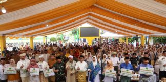 Gubernur Resmikan Revitalisasi Pulau Penyengat Tahap I Gubernur foto bersama dengan warga Penyengat. Revitalisasi Masjid Raya Sultan Riau Penyengat dan Penataan Kawasan Pemukiman Pulau Penyengat Tahap I diresmikan Gubernur Kepulauan Riau H. Ansar Ahmad, di Pelataran Masjid Raya Sultan Riau Penyengat, Senin, (06/03) F,Diskominfo Kepri