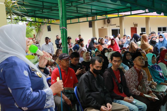 Wali Kota Tanjungpinang, Rahma memberikan sambutan dalam acara penyaluran zakat profesi ASN kepada 1407 orang di kantor Kecamatan Tanjungpinang Timur, Jumat, (10/03) F,Diskominfo Kepri