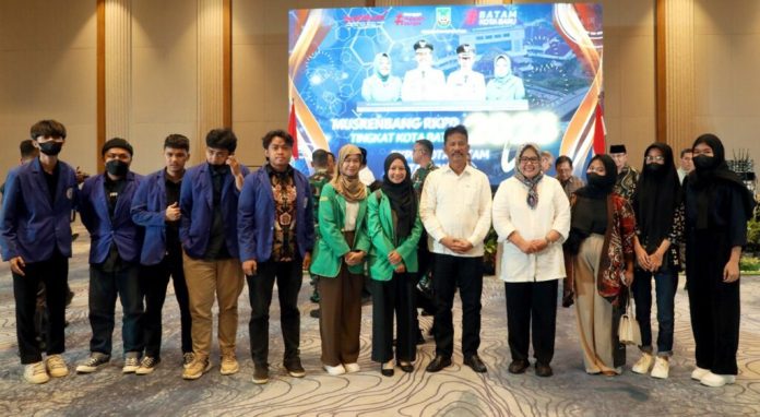 Wali Kota Batam Muhammad Rudi foto bersama dengan Forum Anak Kota Batam (FAKB) dalam Musyawarah Rencana Pembangunan (Musrenbang) Rencana Kerja Perangkat Daerah (RKPD) Tahun 2023 yang di gelar di Hotel Radison, Senin (20/3) F, Pemko Batam