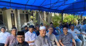 Wartawan Senior di Kepri, Bang Yos Berpulang, Sekda Jefridin “Beliau Sosok yang Ramah dan Baik Dalam Kehidupan Bersosial” Sekretaris Daerah Kota Batam Jefridin bersama jurnalis saat melayat di rumah duka Yunus Suchari di Perumahan Kurnia Djaja Alam (KDA), Kelurahan Belian, Kecamatan Batam Kota, pada Minggu (26/3) F,Pemko Batam