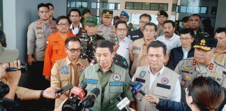 Tiba di Natuna, Kepala BNPB Langsung Perintahkan Evakuasi dan Pencarian Korban Dilakukan Secara Maksimal Kepala Badan Penangggulan Bencana Nasional (BNPB) RI Letjen TNI Suharyanto, S.Sos., M.M. bersama Gubernur Kepulauan Riau H. Ansar Ahmad telah tiba di Natuna untuk meninjau langsung lokasi tanah longsor, Selasa (7/3) F,Diskominfo Kepri