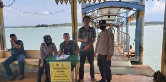 Cuaca di Tanjungpinang Lagi Ekstrem, Polsek KKP Sri Bintan Langsung Pastikan Keamanan Penumpang dan Penambang Boat Personel Polsek Kawasan Pelabuhan Sri Bintan Pura Polresta Tanjungpinang melaksanakan Patroli Sinar biru di seputaran pelabuhan dermaga Kuning Pulau Penyengat dan Pelabuhan Kuala Riau Plantar II Tanjungpinang, Rabu (01/03) F,Polresta Tanjungpinang