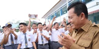 Tahun ini Pemprov Kepri Bangun Empat Unit Sekolah Baru di Batam Gubernur Kepri saat mengunjungi sekolah di Batam beberapa waktu lalu. Pemerintah Provinsi Kepulauan Riau akan membangun empat Unit Sekolah Baru (USB) di Kota Batam tahun ini dengan rincian 2 SMA, 1 SMK, dan 1 SLB. F,Diskominfo Kepri