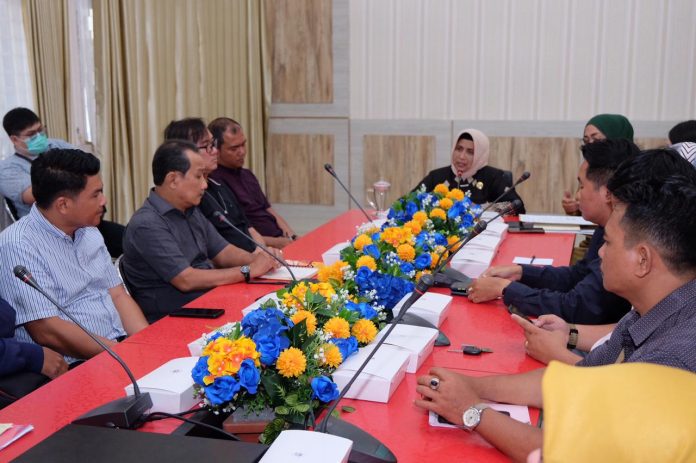 Wali Kota Tanjungpinang, Rahma, saat memimpin Rapat Koordinasi jelang Ramadhan dan Idulfitri bersama distributor pemasok bahan pokok, di ruang rapat Dinas Perdagangan dan Perindustrian Kota Tanjungpinang, Kamis (16/3) F, Diskominfo Tanjungpinang