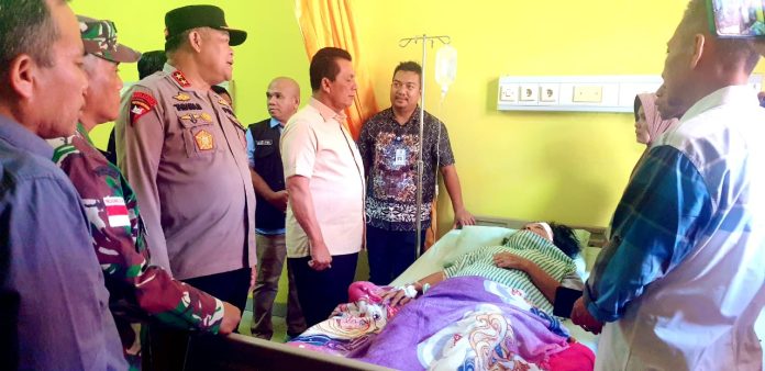 Gubernur Kepri, Ansar Ahmad saat datang bersama Danrem 033 Wira Pratama Brigjen TNI Yudi Yulistyanto dan Kapolda Kepri Irjen Pol.Drs. Tabana Bangun menjenguk korban longsor di Pulau Serasan yang sedang menjalani perawatan di Rumah Sakit Umum Daerah (RSUD) Natuna di Ranai, Kamis (9/3) f,dIskominfo Kepri