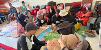 Polisi Wanita Polres Natuna Berikan Trauma Healing Bagi Para Korban Bencana di Natuna Polisi Wanita Polres Natuna sebagai tim Trauma healing memberi semangat kepada anak anak dan korban, pasca terjadinya bencana longsor di tempat pengungsian Kamis (9/3) F,Polres Natuna