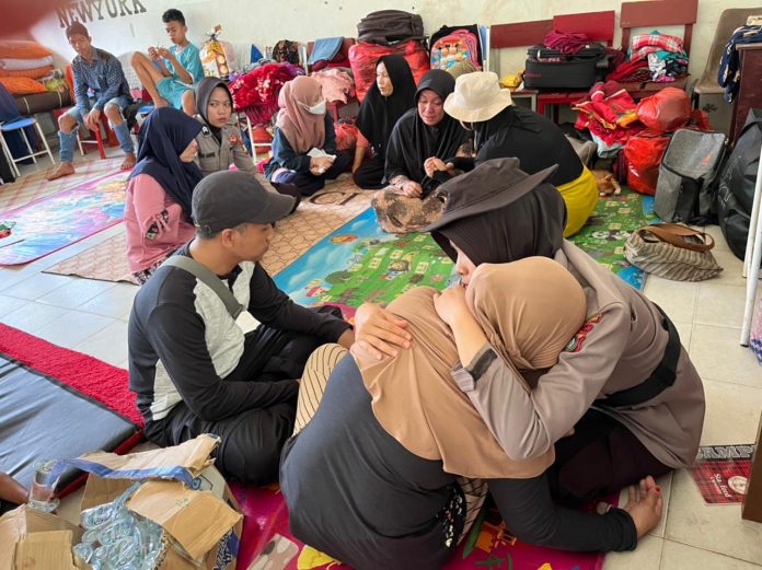 Polisi Wanita Polres Natuna sebagai tim Trauma healing memberi semangat kepada anak anak dan korban, pasca terjadinya bencana longsor di tempat pengungsian Kamis (9/3) F,Polres Natuna