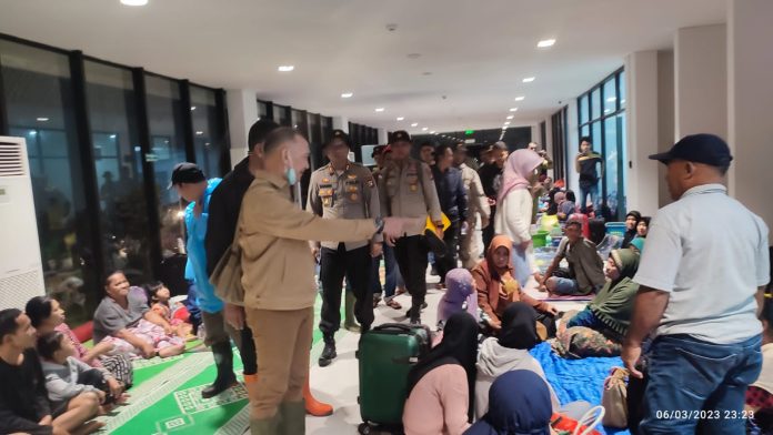 Rombongan Kapolres Natuna AKBP Nanang Budi Santosa dan Bupati Natuna Wan Siswandi melakukan peninjauan dan menemui masyarakat yang mengungsi akibat korban bencana tanah longsor di Pulau Serasan, Senin (06/03) F,Polres Natuna