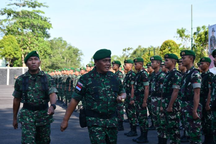 Danrem 033/WP Brigjen TNI Yudi Yulistyanto, M.A., M.Sc menyambut personel yang telah selesai melaksanakan Tugas Operasi Teritorial yang tergabung dalam Satuan Tugas Pasukan Reaksi Cepat Penanggulangan Bencana, Setiap Saat Siap Bergerak (PRCPB S3B) di lapangan Apel Makorem 033/WP jalan Sei Timun Kilometer 14 Kota Tanjungpinang, Jumat (24/3) f,Penrem033