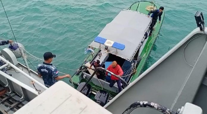 KRI Sigalu-857 dengan komandan Mayor Laut (P) Adhi Yuda Nugraha yang sedang melaksanakan Operasi Garda Indosin-23 dibawah Kendali Operasi Gugus Tempur Laut Koarmada I (Guspurla I) dengan sektor operasi sekitar Kepulauan Riau berhasil menyelamatkan Kapal perikanan Malaysia terombang ambing di perairan timur laut Pulau Cula Kepri, Rabu (1 Maret ) F, TNI AL
