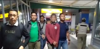 Pemerkosa Anak Tiri di Bintan Akhirnya Berhasil Ditangkap Setelah Kabur ke Jambi Personil Polsek Bintan Timur saat membawa tersangka AB Als BB (47) yang telah ditangkap di Provinsi Jambi Jumat (3/3) F, Polsek Bintim