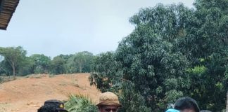 Kapolres Natuna, Akui Kondisi Cuaca Sulitkan Pencarian dan Evakuasi Jenazah korban longsor Serasan Kapolres Natuna AKBP Nanang Budi Santosa saat ikut evakuasi jenazah korban tanah longsor di Serasan Kabupaten Natuna F,PolresNatuna