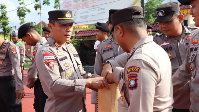 Polres Bintan kumpulkan sumbangan untuk korban bencana alam di Kabupaten Natuna dari segenap Personil Polres Bintan, Rabu (8/3) F, Polres Bintan