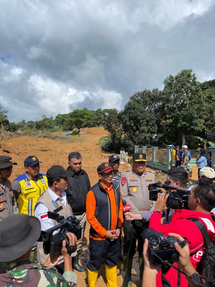 Kepala BNPB RI Letjen TNI Suharyanto saat diwawancarai reporter di lokasi bencana longsor di Serasan, Natuna (8/3). BNPB menyerahkan bantuan berupa 5 unit motor dan 1 unit mobil dapur untuk korban bencana longsor di Serasan F, Diskominfo Kepri