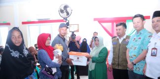 Wali Kota Rahma Serahkan Bantuan Pemko Tanjungpinang untuk 250 KK Korban Terdampak Banjir Wali Kota Tanjungpinang, Rahma, memberikan bantuan sandang untuk 250 Kepala Keluarga (KK) yang terdampak banjir yang ditempatkan di Aula Kantor Lurah Batu IX, Rabu (8/3). F, Pemko Tanjungpinang