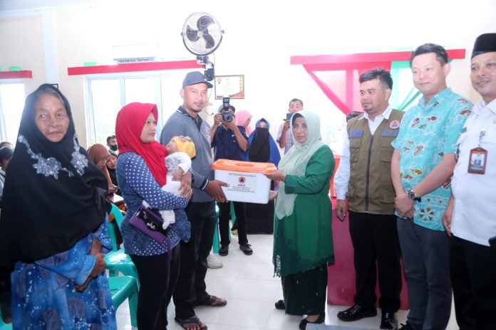 Wali Kota Tanjungpinang, Rahma, memberikan bantuan sandang untuk 250 Kepala Keluarga (KK) yang terdampak banjir yang ditempatkan di Aula Kantor Lurah Batu IX, Rabu (8/3). F, Pemko Tanjungpinang