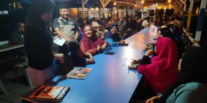 Anggota DPRD Kepri Teddy Jun Askara terjun langsung ke masyarakat untuk menampung aspirasi. Titik kumpul pertemuan diadakan di Kedai Kopi Pinggir Laut, Tanjungpinang, Rabu (8/3) malam F, BI