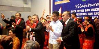 Pelantikan Pengurus PSSAB Kepri, HMR Ajak Marga Situmorang Bergerak Promosikan Batam dan Pacu Investasi Wali Kota sekaligus Kepala Badan Pengusahaan (BP) Batam, H Muhammad Rudi (HMR), silih berganti ikut menari bersama saat menghadiri Pelantikan DPW Parsadaan Situmorang Sipitu Ama Dohot Boruna (PSSAB) Kepri di The Hills Batam Hotel Nagoya, Sabtu (11/3/2023) F, Pemko Batam