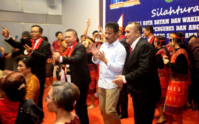 Wali Kota sekaligus Kepala Badan Pengusahaan (BP) Batam, H Muhammad Rudi (HMR), silih berganti ikut menari bersama saat menghadiri Pelantikan DPW Parsadaan Situmorang Sipitu Ama Dohot Boruna (PSSAB) Kepri di The Hills Batam Hotel Nagoya, Sabtu (11/3/2023) F, Pemko Batam