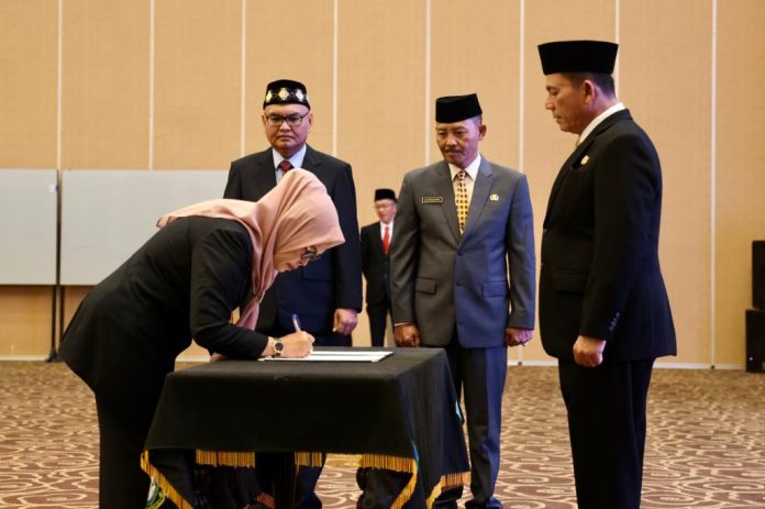 Jabatan Kepala Badan Pengelolaan Pajak dan Retribusi Daerah Provinsi Kepulauan Riau (BP2RD Kepri) beralih dari Reni Yusneli ke Diki Wijaya. Ansar Lantik 135 Pejabat Eselon II, III & IV Di Lingkungan Pemprov Kepri di Aula Wan Seri Beni, Dompak, Tanjungpinang, Senin (13/3) F, Diskominfo Kepri