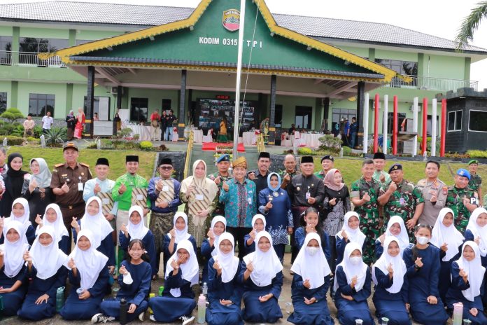 11.172 pelajar putri dari SMP dan SMA se-Kota Tanjungpinang secara serentak melakukan aksi minum tablet tambah darah (TTD) yang dipusatkan di Makodim 0315/Tanjungpinang, Selasa (14/3) Pagi F, Diskominfo Tanjungpinang