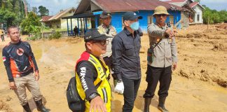 Tim Evakuasi Korban Longsor di Natuna Terus Lakukan Evakuasi Korban, Hingga Hari ke-9 Masih 6 Korban Belum Ditemukan Kapolres Natuna AKBP Nanang Budi Santosa, saat berada di lokasi tanah longsor di Serasan Kabupaten Natuna. Hingga hari ke sembilan Selasa (14/3) masih ada enam korban yang belum ditemukan. F,Polres Natuna