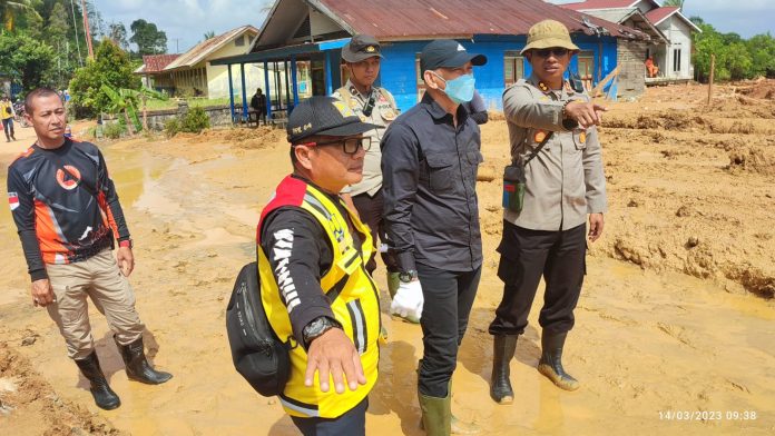 Kapolres Natuna AKBP Nanang Budi Santosa, saat berada di lokasi tanah longsor di Serasan Kabupaten Natuna. Hingga hari ke sembilan Selasa (14/3) masih ada enam korban yang belum ditemukan. F,Polres Natuna