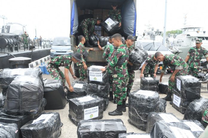 Korem 033/WP kembali menghimpun dan menyiapkan bermacam-macam paket bantuan sosial untuk korban tanah longsor Serasan di Gedung Serba Guna (GSG) Korem 033/WP, Jl. Sei Timun, Kelurahan Air Raja, Kecamatan Tanjungpinang Timur, Tanjungpinang, Senin (13/3) F, Penrem 033