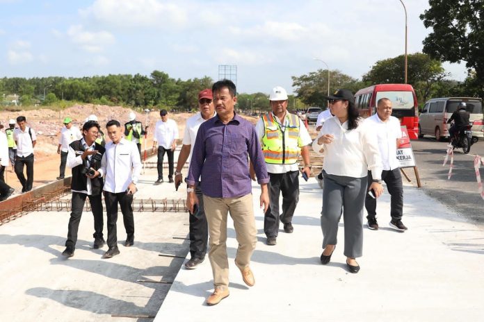 Kepala BP Batam H Muhammad Rudi (HMR) meninjau progres pembangunan dan peningkatan ruas jalan arteri yang menghubungkan Batuampar hingga Batubesar, Nongsa, dengan alat Total Station, Selasa (14/03/2023) F, Pemko Batam