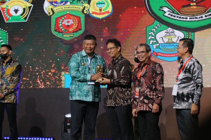 Bupati Anambas saat menerima Penghargaan Universal Health Coverage (UHC) dari BPJS Kesehatan Pusat. Di Provinsi Kepri penghargaan tersebut diterima Kabupaten Kepulauan Anambas, Kabupaten Natuna dan Kota Batam. Pemberian penghargaan diadakan di Balai Sudirman Jakarta, Selasa (14/03). f, BPJS