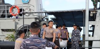 Bantuan Kemanusiaan Bencana Longsor dari Kapolri dan Ketua Umum Bhayangkari Sudah tiba di Serasan Personil TNI/Polri saat memindahkan bantuan bencana Serasan dari kapal. Bantuan bencana korban longsor di Serasan Kabupaten Natuna dari Kapolri Jendral Polisi. Drs. Listyo Sigit Prabowo dan Ketua Umum Bhayangkari Juliati Sigit Prabowo telah tiba di pelabuhan Serasan, Rabu ( 15/03) F, Polres Natuna