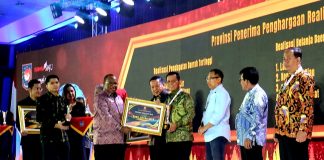 Kepri Tertinggi Kedua se-Indonesia Realisasi Belanja dan Peningkatan PAD Gubernur Kepulauan Riau H. Ansar Ahmad menerima dua penghargaan tersebut dalam bentuk trofi dan piagam dari Wakil Menteri Dalam Negeri RI John Wempi Wetipo dalam acara APBD Award 2023 di Mercure Convention Center Ancol, Jakarta, Kamis (16/03) F, Diskominfo Kepri
