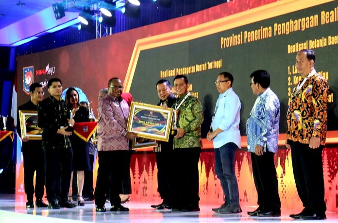 Gubernur Kepulauan Riau H. Ansar Ahmad menerima dua penghargaan tersebut dalam bentuk trofi dan piagam dari Wakil Menteri Dalam Negeri RI John Wempi Wetipo dalam acara APBD Award 2023 di Mercure Convention Center Ancol, Jakarta, Kamis (16/03) F, Diskominfo Kepri