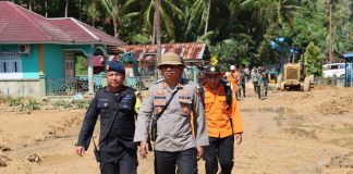 Kapolres Natuna Sebut Jalan Lingkar di Desa Pangkalan sudah terbuka dan dapat dilalui Kendaraan bermotor Kapolres Natuna AKBP Nanang Budi Santosa meninjau langsung pelaksanaan pembersihan jalan dari timbunan material longsor, Kamis (16/03) F,Polres Natuna