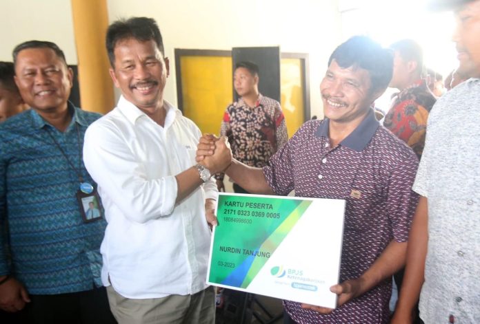 Wali Kota Batam H Muhammad Rudi (HMR), menyerahkan Kartu Jaminan Sosial Ketenagakerjaan bagi nelayan kecil Kota Batam Tahun 2023 di Kantor Camat Sagulung, Kamis (16/3/2023) F, Pemko Batam