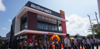Pertama Kali McDonald’s Resmi Beroperasi di Tanjungpinang McDonald's (McD) resmi berdiri di Tanjungpinang. Peresmian dihadiri Sekretaris Daerah kota Tanjungpinang Zulhidayat yang mewakili Walikota Tanjungpinang dan didaulat memotong pita tanda peresmian F, Diskominfo Tanjungpinang