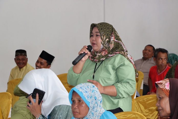 Warga Desa Penaga Kecamatan Teluk Bintan saat menyampaikan keluhan dalam kegiatan silaturahmi dengan masyarakat desa Penaga Kecamatan Teluk Bintan di Aula Pertemuan Desa Penaga Kecamatan Teluk Bintan dengan nama Jumat Curhat Kamtibmas, Jumat (17/3) F, Polres Bintan