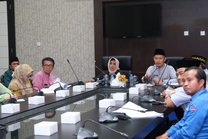 Wali Kota Tanjungpinang Rahma dengan mengumpulkan para pengembang perumahan dalam kegiatan sosialisasi aturan proses penyerahan aset prasarana dan sarana utilitas (PSU) perumahan di kantor Wali Kota Tanjungpinang Kamis (17/3) lalu F, Diskominfo Tanjungpinang