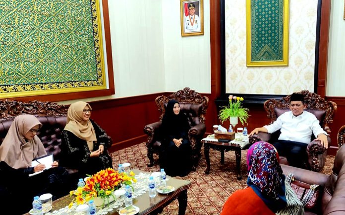 Gubernur Kepulauan Riau H. Ansar Ahmad saat menerima audiensi tim pembentukan Jamiyah Mudarasatil Qur'an lil Hafidzat (JMQH) Provinsi Kepri di Gedung Daerah Tanjungpinang, Sabtu (18/3) F,Diskominfo Kepri