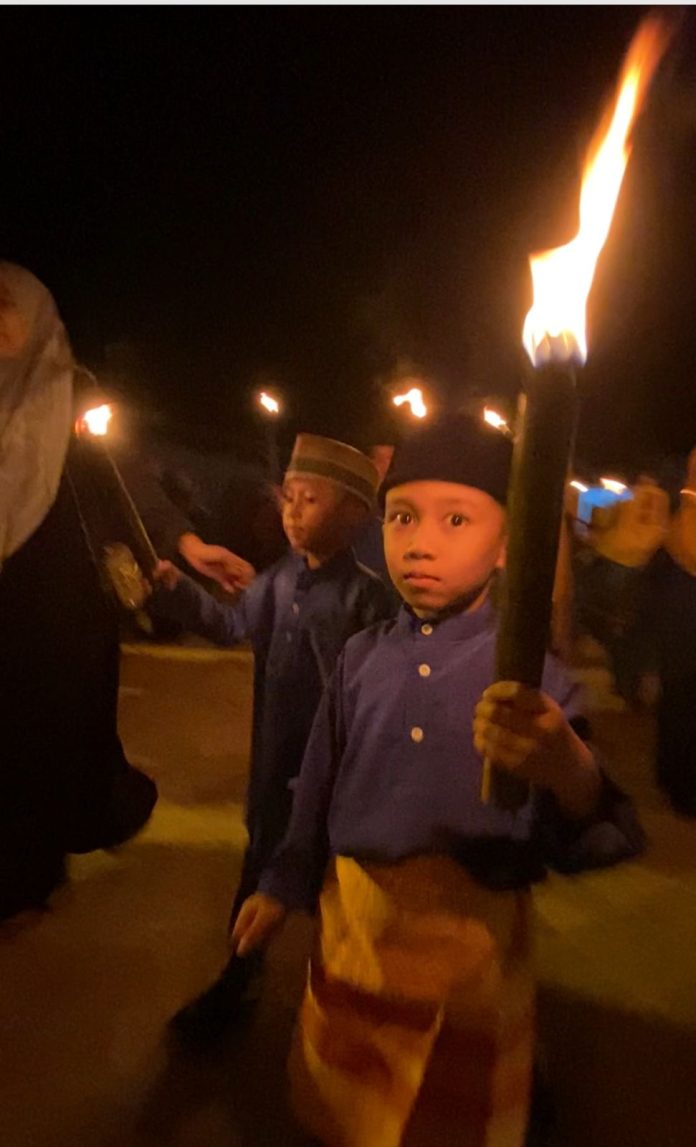 Pawai obor yang diikuti remaja Masjid Al-Amal Desa Teluk Bakau Kecamatan Gunung Kijang itu dilepas Ketua BPD Desa Teluk Bakau, Sudario di halaman Kantor Desa Teluk Bakau, Sabtu (18/3) F, kiriman untuk BI