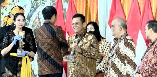 Terbaik dalam Penanganan Covid-19 di Wilayah Sumatera, Ansar Terima Penghargaan dari Presiden Jokowi Gubernur Kepulauan Riau H. Ansar Ahmad menerima langsung penghargaan dari Presiden RI Joko Widodo dalam acara Penghargaan Penanganan Covid-19 di Gedung Dhanapala Kementerian Keuangan, Jakarta, Senin (20/3) F, Diskominfo Kepri