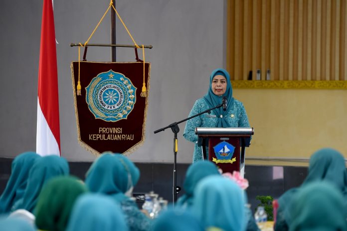 Ketua TP-PKK Provinsi Kepulauan Riau Dewi Kumalasari Ansar saat melakukan kegiatan pembinaan dan monitoring 10 program pokok PKK di aula kantor Bandar Seri Bentan, Bintan, Senin (20/3) F, Diskominfo Kepri