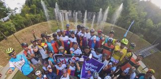 Pecinta Sepeda Lipat di Batam Turut Jaga Kelestarian Lingkungan Rombongan pesepeda lipat di Batam saat foto bersama setelah menanam bibit pohon balau, di reservoir Sei Harapan, pelepasan ikan koi, kura-kura dan merpati, Minggu (19/3) F, kiriman untuk BI